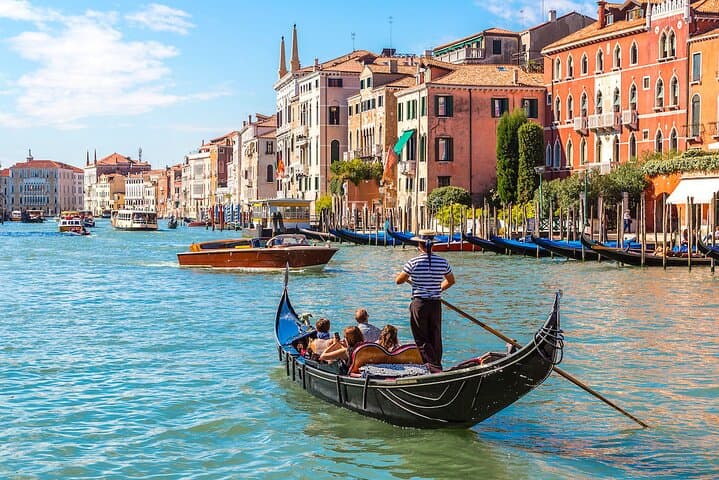 Wanderung und Gondelfahrt in Venedig