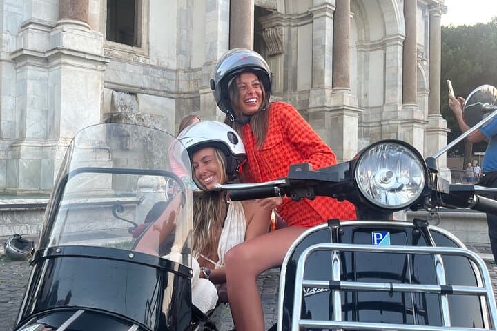 Tour Nocturno en Sidecar de Vespa en Roma — foto 3