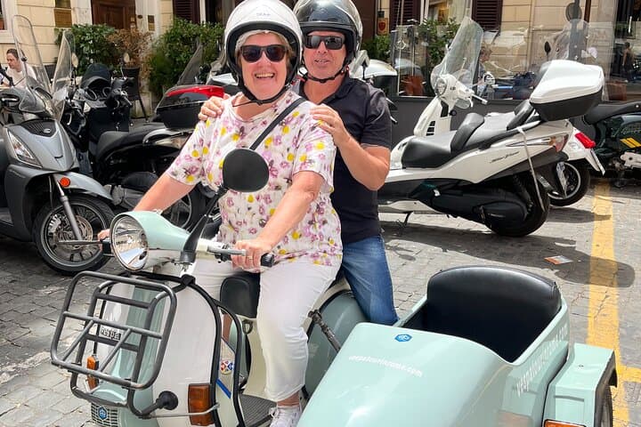Tour Nocturno en Sidecar de Vespa en Roma — foto 2