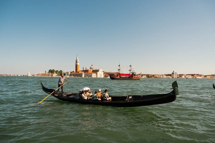 Balade en gondole partagée avec vue sur le Pont des Soupirs — photo 4