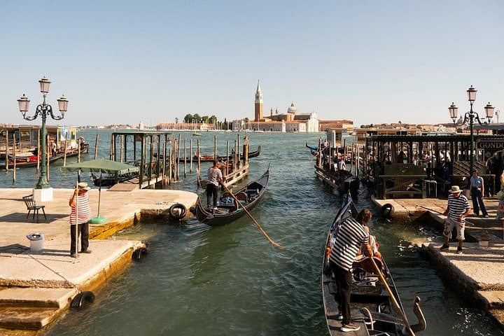Balade en gondole partagée avec vue sur le Pont des Soupirs