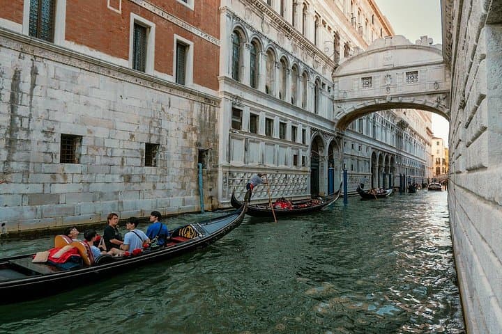 Balade en gondole partagée avec vue sur le Pont des Soupirs — photo 2