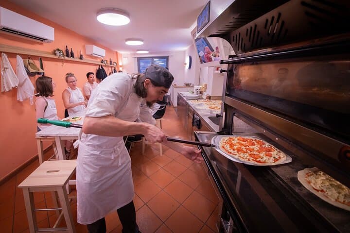 Cours de fabrication de pizza à Florence avec gelato et vin à volonté — photo 5