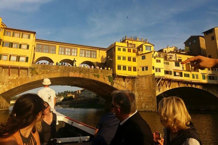 Flusskreuzfahrt in Florenz auf einem traditionellen Barchetto