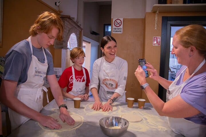 Cours de fabrication de pizza à Florence avec gelato et vin à volonté