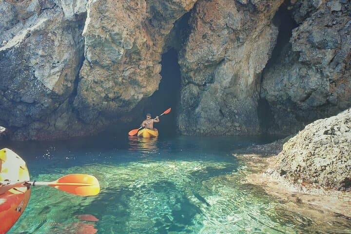 Excursion en kayak et snorkeling dans les falaises de Maro Cerro Gordo — photo 1