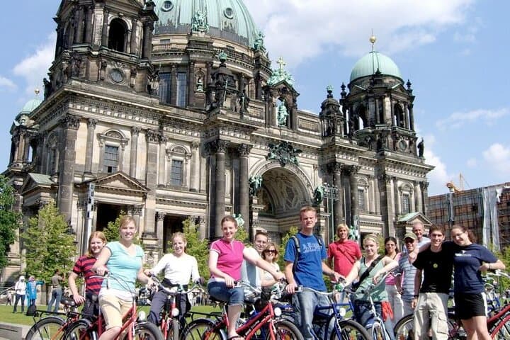 Tour in bici di 3 ore a Berlino: Porta di Brandeburgo, Reichstag e siti della Seconda Guerra Mondiale — foto 3