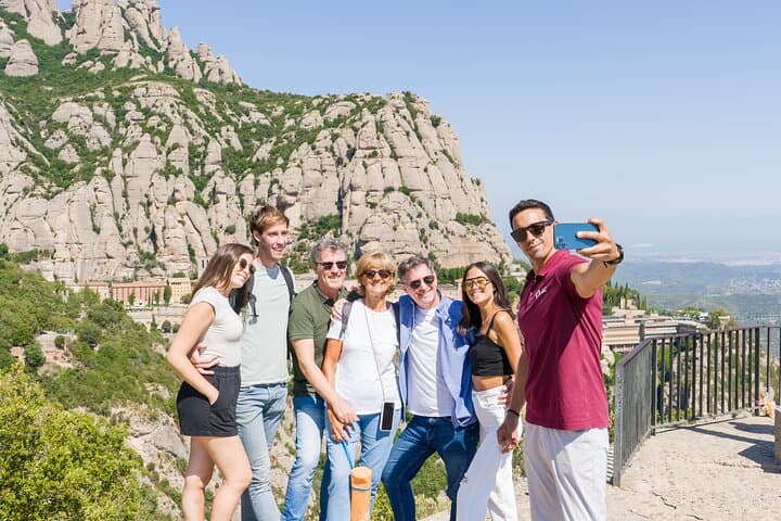 Half-Day Montserrat Small Group Guided Tour from Barcelona — photo 4