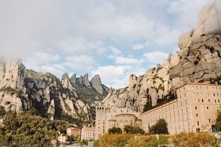 Ganztägiger Ausflug von Barcelona zum Kloster Montserrat & Cava-Weingut
