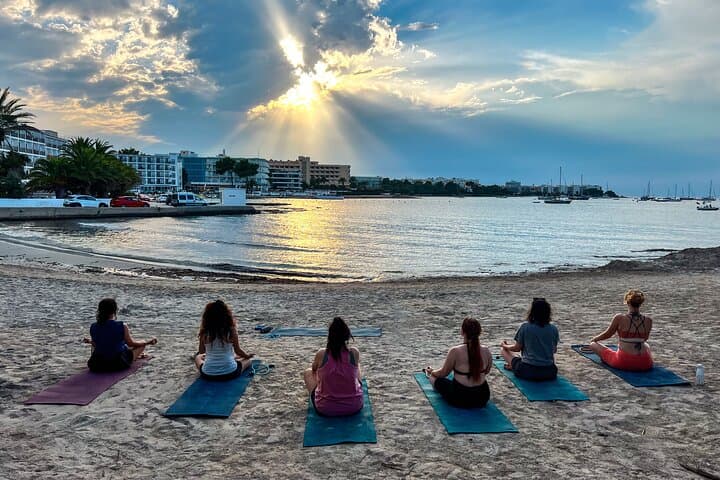 Yoga am Strand in der San Antonio Bucht