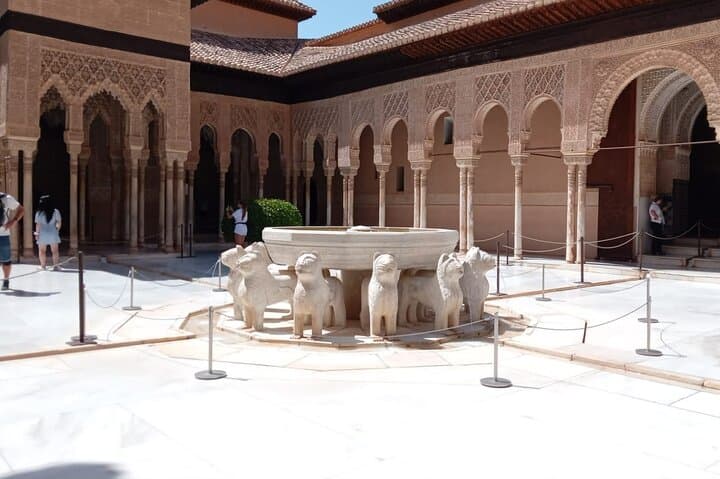 Visite de l'Alhambra avec les palais nasrides, les jardins et l'Alcazaba, Grenade — photo 2