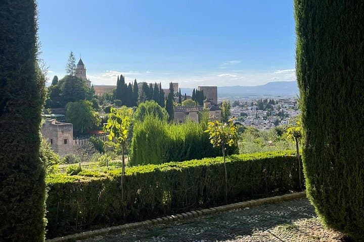 Tour guiado de 2 horas por los Jardines de la Alhambra y la Alcazaba en Granada — foto 3