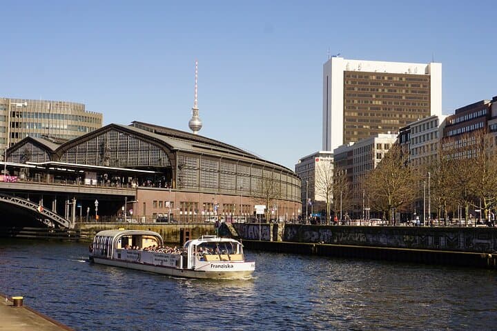Berlín: Tour en barco de 1 hora con guía en vivo bilingüe — foto 3