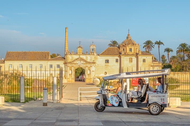 Tour en Eco Tuk Tuk por Sevilla con Guía Local — foto 2