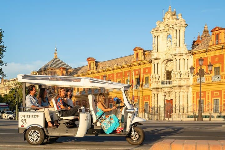 Tour en Eco Tuk Tuk por Sevilla con Guía Local