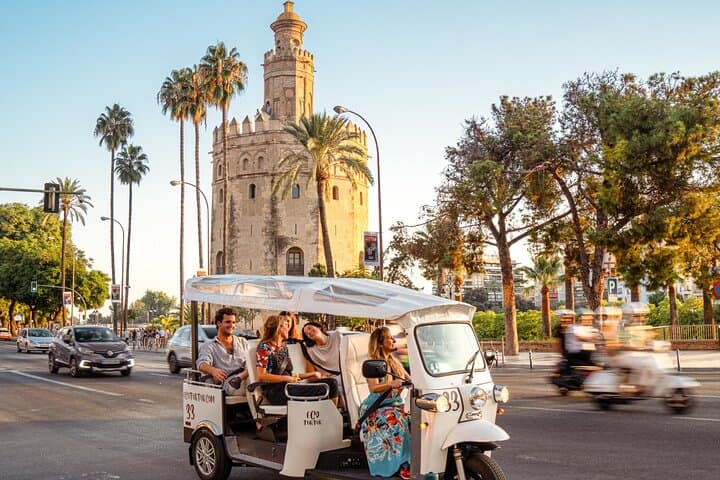 Tour en Eco Tuk Tuk por Sevilla con Guía Local — foto 4