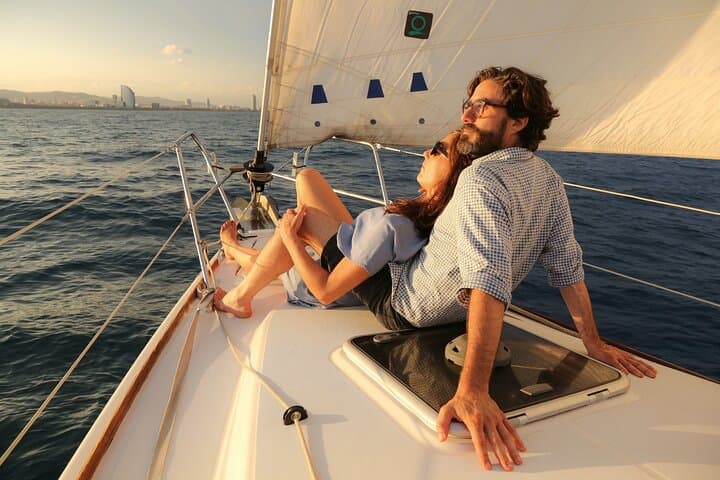 Navigazione al Tramonto con Tapas e Bevande a Barcellona