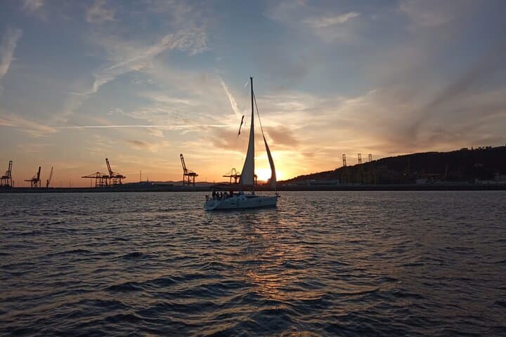 Esperienza di Vela al Tramonto a Barcellona — foto 5