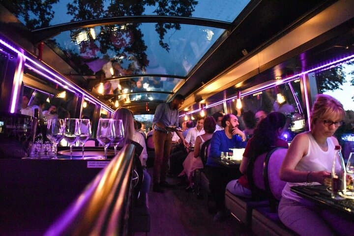 Cena en los Campos Elíseos en París de Noche en un Autobús Panorámico — foto 3