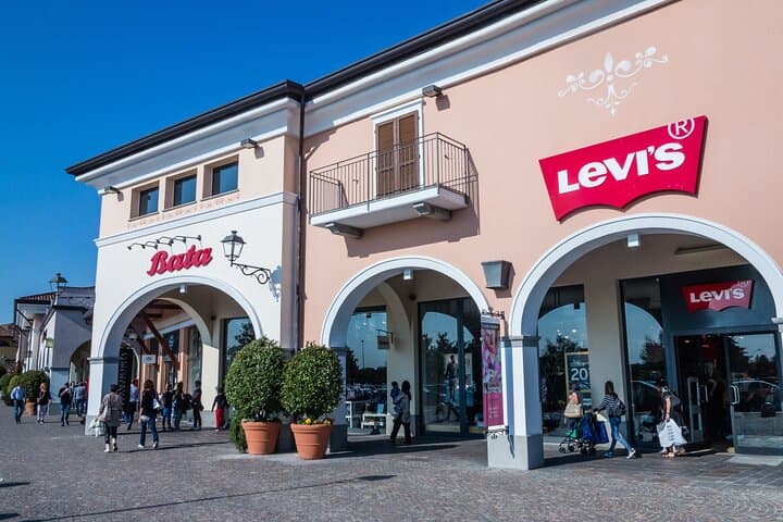 Visite de shopping privée depuis les hôtels de Vérone vers le Franciacorta Outlet — photo 2