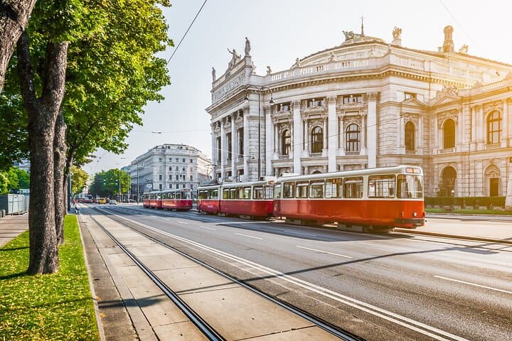 Privater Transfer von München nach Wien mit Sightseeing-Stopp — Foto 4