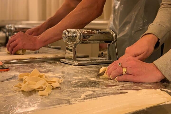 Firenze: Corso di Cucina per Fare Pasta e Tiramisu con Vino Illimitato — foto 5