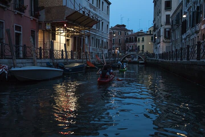 Tour en kayak por los canales de Venecia (noche + atardecer) — foto 2