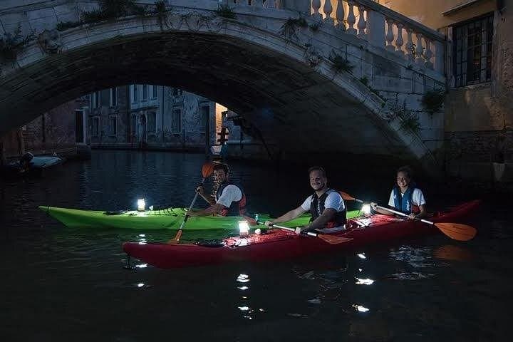 2-stündige Nachts-Kajak-Tour in Venedig — Foto 3