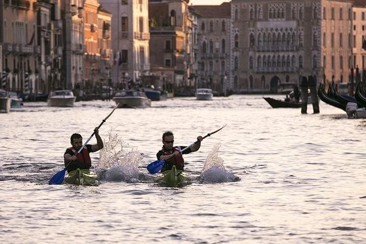 2-stündige Nachts-Kajak-Tour in Venedig — Foto 2