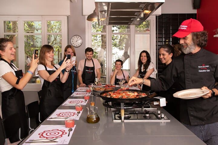 Paella-Kurs in Barcelona mit Blick auf die Las Ramblas