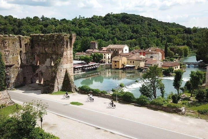 Aventura en e-bike entre castillos medievales y pueblos antiguos