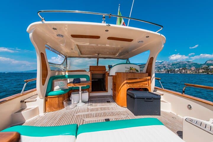 Excursion en bateau partagé vers la Côte Amalfitaine depuis Naples