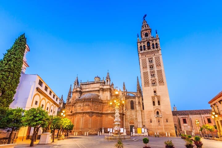 Sevilla: Geführte Tour durch den Alcázar + Kathedrale und Giralda — Foto 3