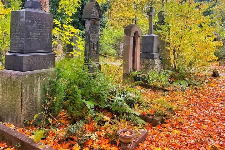 Tod und Schokolade: Geführte Wanderung durch Münchens Alten Südfriedhof — Foto 3