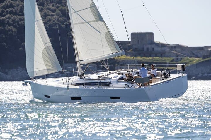 Ibiza Segeltour zur Mittagszeit oder bei Sonnenuntergang mit leichten Snacks und Offener Bar