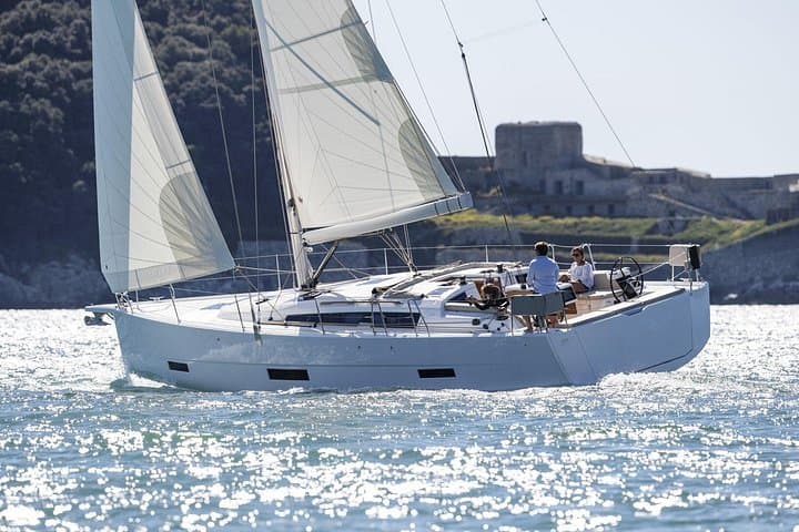 Navigazione a Vela a Ibiza con Snack Leggeri e Bar Aperto