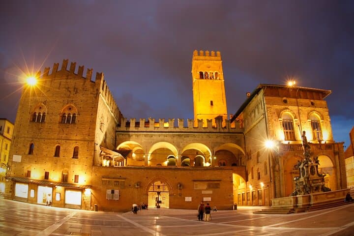 Tour Privato Guidato delle Attrazioni di Bologna di Notte