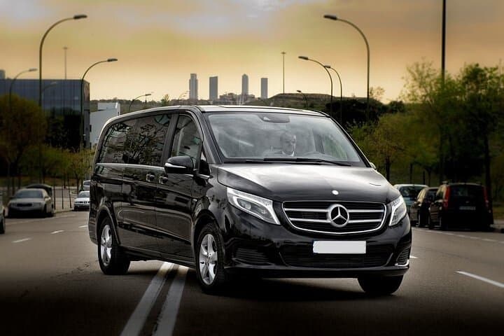 Ankunftstransfer Flughafen Valencia VLC nach Valencia Stadt mit Minivan — Foto 2