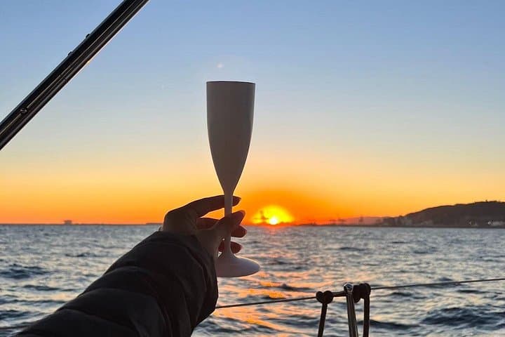 Navigazione al Tramonto a Barcellona con Bar Aperto di Cava e Snack
