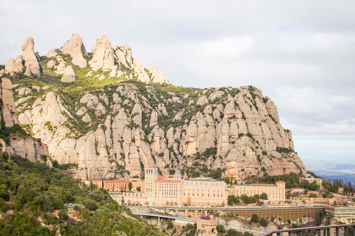 Montserrat Ganztägige Tour mit Schloss-Weinprobe und Mittagessen