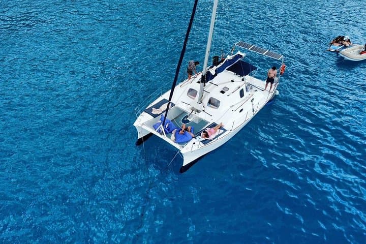 Escursione di un giorno intero a Ibiza e Formentera a bordo del nostro Catamarano