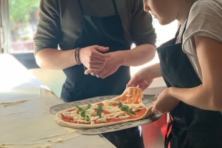 Neapolitan Pizza- und Calzone-Kurs mit Wein und Dessert — Foto 5