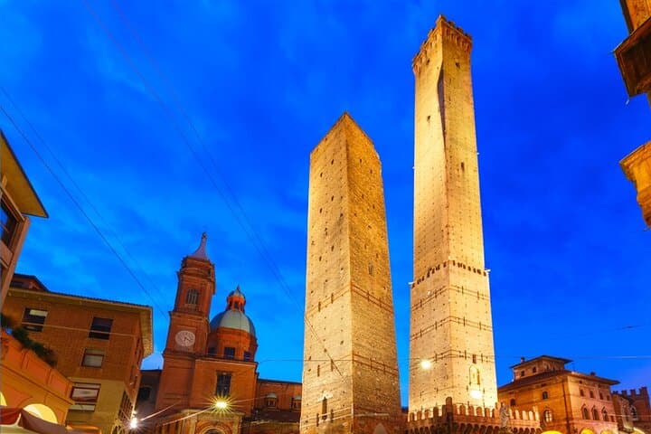 Tour Nocturno de Bologna a la Luz de la Luna con Guía Local Privado
