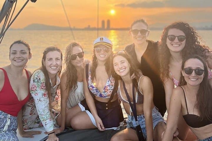 Navegación Costera en Barcelona con Aperitivos y Parada para Nadar — foto 3