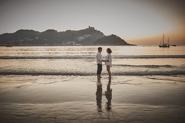 Séance photo privée au coucher de soleil sur la plage de La Concha