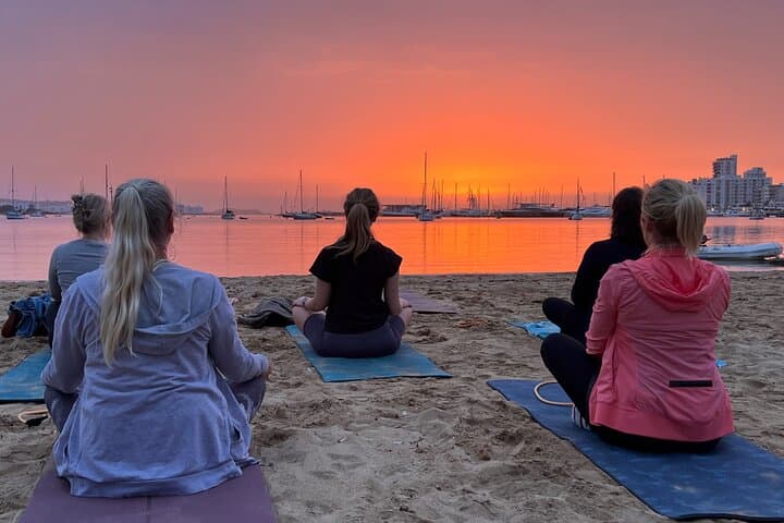 Yoga am Strand in der San Antonio Bucht — Foto 3