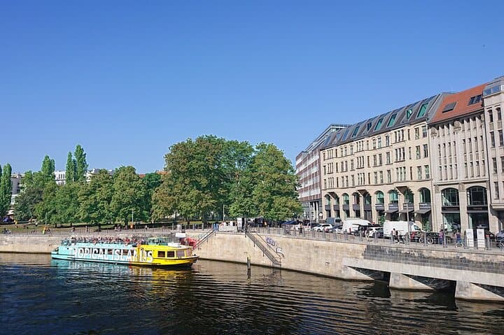 Big Bus Berlin Hop-on-Hop-off Tour mit Flusskreuzfahrt — Foto 5