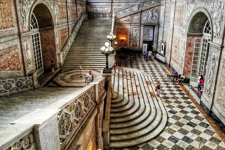 Tour Privado Guiado en el Palacio Real de Nápoles y Área Monumental