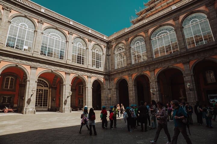 Tour Privado Guiado en el Palacio Real de Nápoles y Área Monumental — foto 2