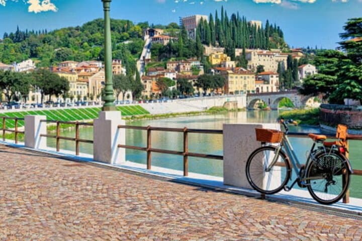 Paseo por el Centro Histórico, Descubre la Mística Verona — foto 2